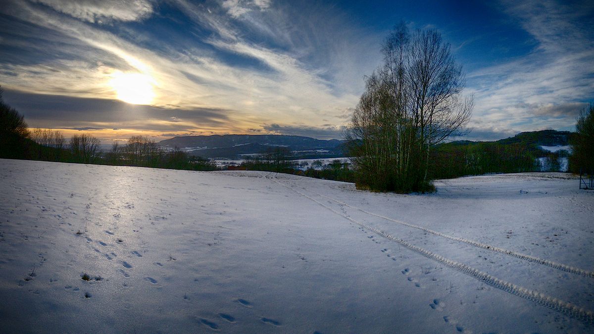 Sněžit začne i v Čechách, na horách napadne až čtvrt metru